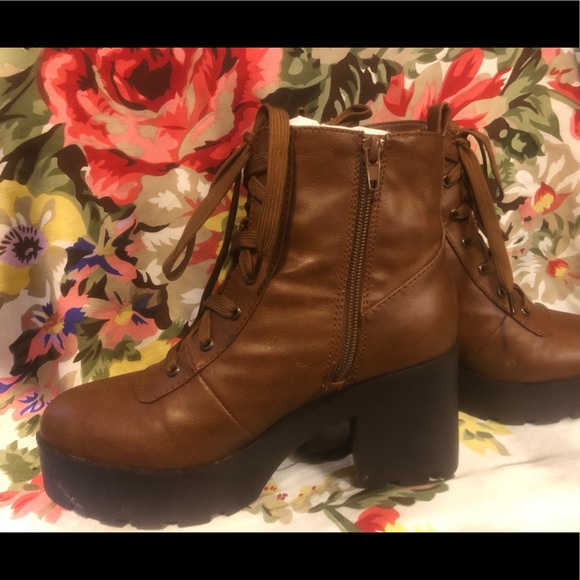 Size 6 1/2 Side zip Brown Combat Boots. - Picture 3 of 3